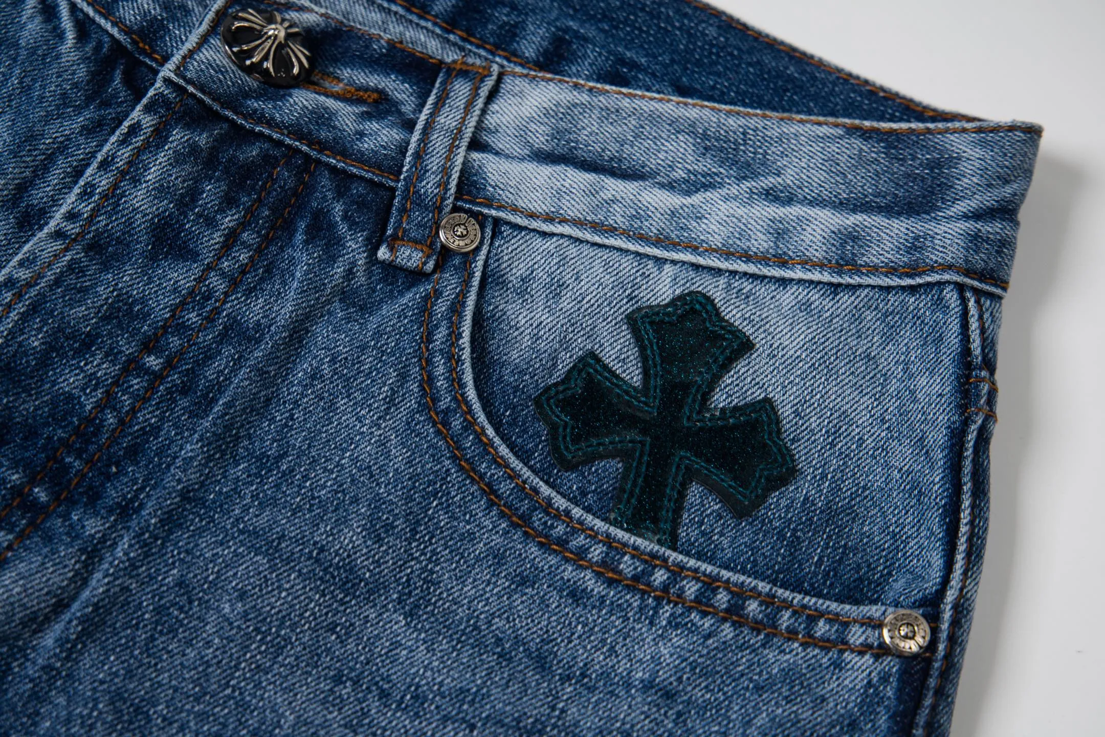 P280 (Higher version, evergreen style) Chrome Hearts/Chrome Hearts 25FW CH Blue Pants Starry Sky Hole Laminated Cross Bamboo Jeans. It adopts starry sky theme leather elements, mostly presented in the shape of a cross, with glitter on the leather surface. Unique design with simple and elegant details, exquisite workmanship, neat lines of the entire trousers, and perfect details! It’s also so cool that both men and women can easily control it. It’s a gender-neutral trendy up version. Style number: 1766# Color: blue Size: 28 30 32 34 36